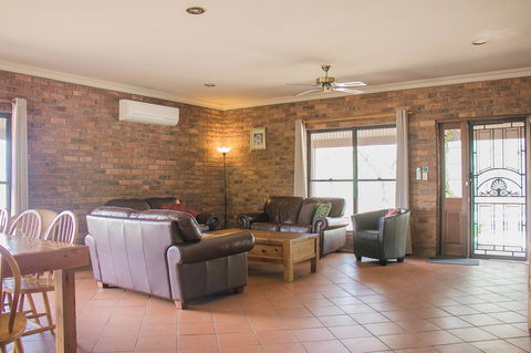 Ironstone Estate Lovedale - Kalgoorlie Accommodation 18