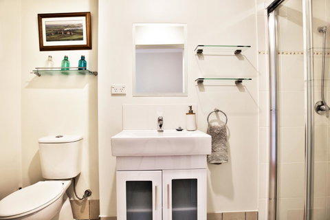 Hayes Beach House I Award Winner I 4 Mins To Beach - Kalgoorlie Accommodation 14
