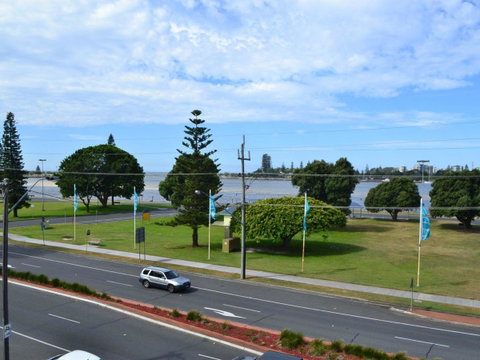 Oxley 8 At Tuncurry - Kalgoorlie Accommodation 1