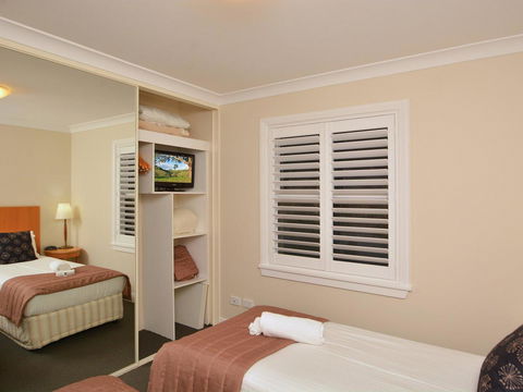 Villa De Saran Located Within Cypress Lakes - Kalgoorlie Accommodation 10