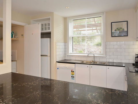 Villa De Saran Located Within Cypress Lakes - Kalgoorlie Accommodation 3