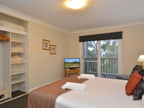 Villa De Saran Located Within Cypress Lakes - Kalgoorlie Accommodation 1