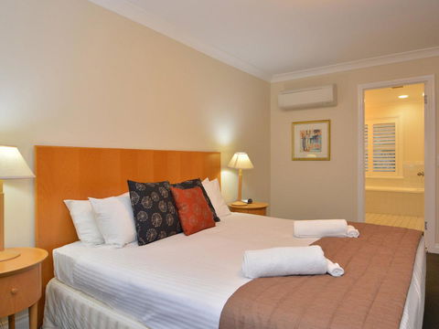 Villa De Saran Located Within Cypress Lakes - Kalgoorlie Accommodation 5