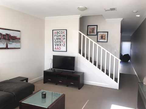 Travers Street Apartment - Kalgoorlie Accommodation 6