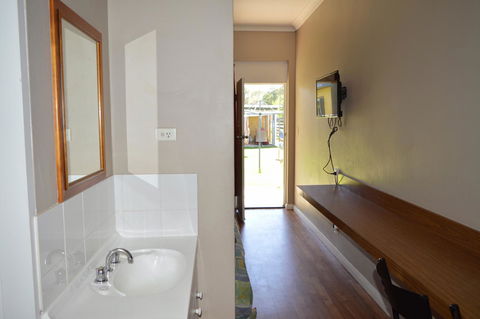 Brolga Hotel Motel - Coleambally - Kalgoorlie Accommodation 3