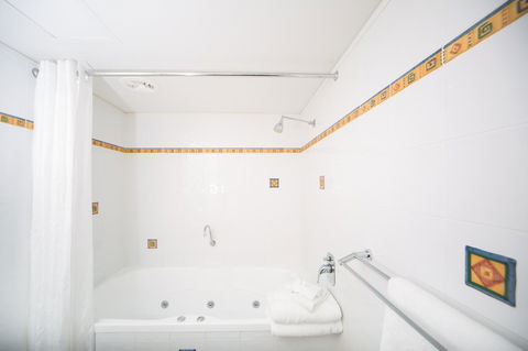 Corrigans Cove - Kalgoorlie Accommodation 9