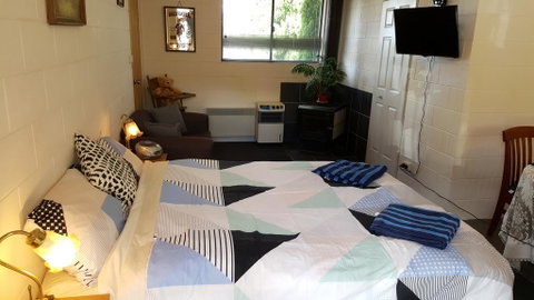 Bri's Place - Kalgoorlie Accommodation 0