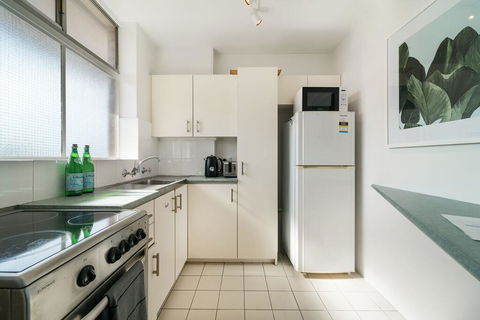 Bright And Sunny Studio Apartment - Kalgoorlie Accommodation 3