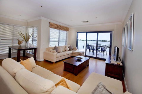 Brookwater- Waterfront On Lake Mulwala - Kalgoorlie Accommodation 1