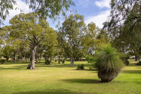 Camellia Cottage - PET FRIENDLY - Kwinana - Kalgoorlie Accommodation 1