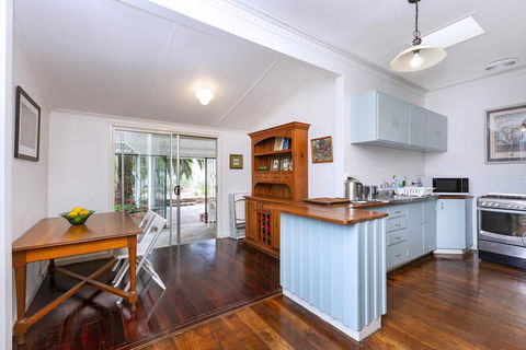 Camellia Cottage - PET FRIENDLY - Kwinana - Kalgoorlie Accommodation 3