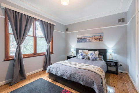 Carramar CozyHome 1minStation 5Bdrms1.5bathSleeps8 - Kalgoorlie Accommodation 0