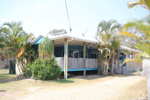 CASTAWAY BEACH HOUSE - Kalgoorlie Accommodation 0