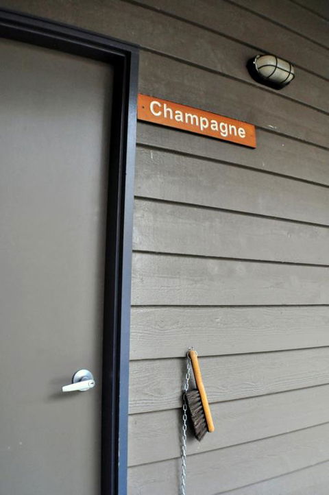 Champagne - Kalgoorlie Accommodation 3