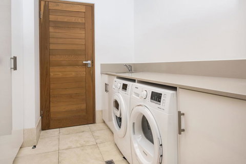 Cinque - Luxury Family Home With Pool Close To Beach And Town - Kalgoorlie Accommodation 1