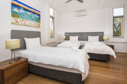 Cinque - Luxury Family Home With Pool Close To Beach And Town - Kalgoorlie Accommodation 3