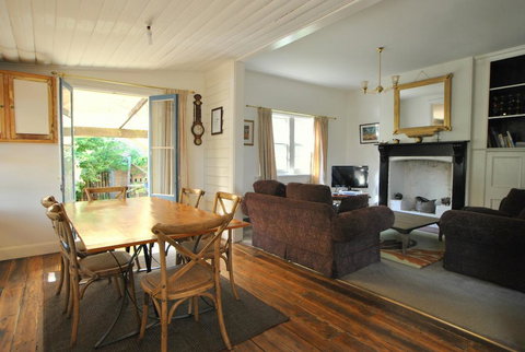 Cooma Cottage - Kalgoorlie Accommodation 1