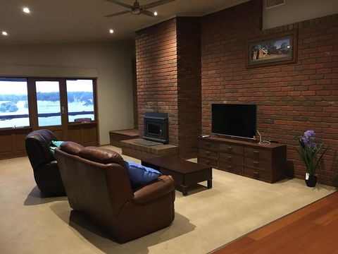 Country Farm House Close To Ballarat - Kalgoorlie Accommodation 3