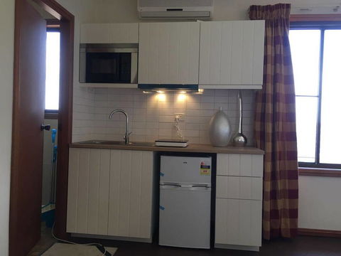 CozyStudioUnit In BeverlyHills (Train Accessible) - Kalgoorlie Accommodation 2