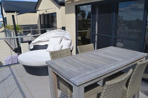 Cypress Drive Town House - Kalgoorlie Accommodation 3