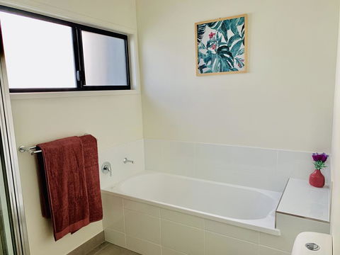 DAYDREAMING Airlie Beach, Water Views & Only 200m To Boardwalk. - Kalgoorlie Accommodation 3