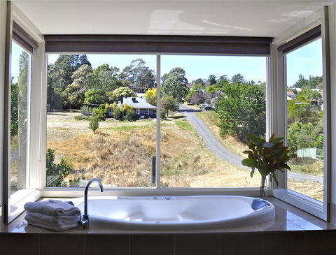 Daylesford Spa Villa One - Kalgoorlie Accommodation 2
