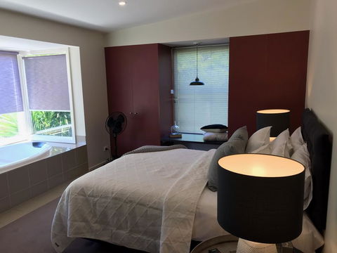 Daylesford Spa Villa One - Kalgoorlie Accommodation 1