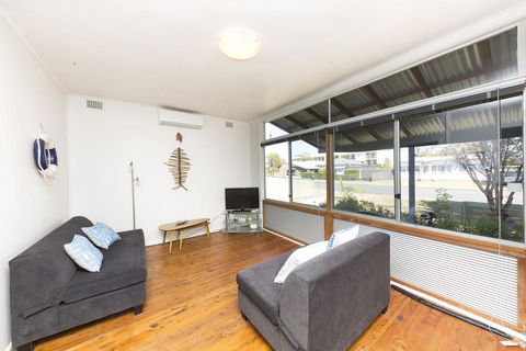 DOUGLAS COTTAGE FORSTER - Kalgoorlie Accommodation 1