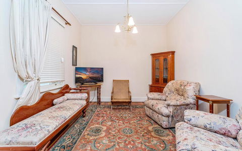 Eliza 1875 Red Brick Duplex Townhouse - Kalgoorlie Accommodation 2