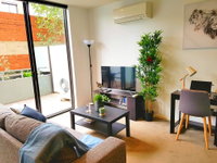 FITZROY FANTASTIC 1BR APT with FREE WINE NETFLIX WIFI close to TRAMS COLES