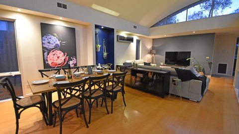 FLORENCE HOUSE Sundrenched Luxury With Pool & Deck - Kalgoorlie Accommodation 3