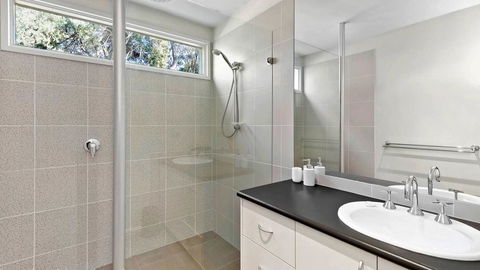 FLORENCE HOUSE Sundrenched Luxury With Pool & Deck - Kalgoorlie Accommodation 1