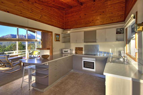 Freycinet Beachfront Retreat - Kalgoorlie Accommodation 3
