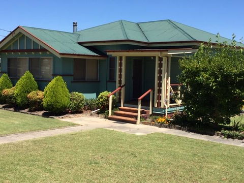 FROGGIES HOLIDAY HOUSE - Kalgoorlie Accommodation 0