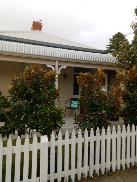 FUNKY COTTAGE - Kalgoorlie Accommodation 0
