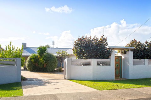 GIFFORD HOUSE - Kalgoorlie Accommodation 1