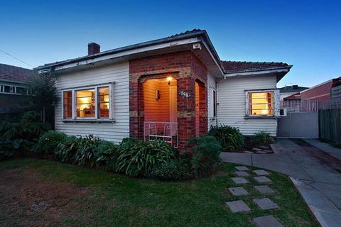 GIRLS ONLY. Large Bedroom With KING Bed, Close To Everything - Kalgoorlie Accommodation 2