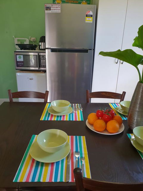 GIRLS ONLY. Large Bedroom With KING Bed, Close To Everything - Kalgoorlie Accommodation 3
