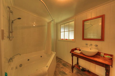 Grace's Spa Cottage - Kalgoorlie Accommodation 3