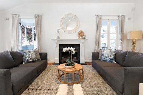 Hamptons Style Family Home 5 Minutes From Beach - Kalgoorlie Accommodation 0