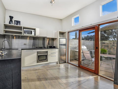 HEARN'S BEACHSIDE VILLA 1 - Kalgoorlie Accommodation 2