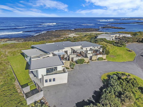 HEARN'S BEACHSIDE VILLA 1 - Kalgoorlie Accommodation 0