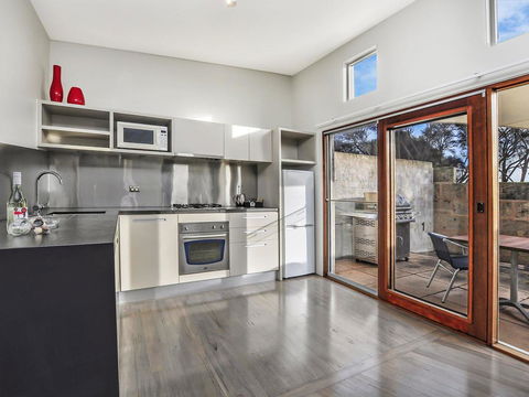 HEARN'S BEACHSIDE VILLA 2 - Kalgoorlie Accommodation 1