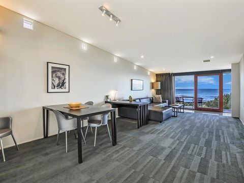 HEARN'S BEACHSIDE VILLA 2 - Kalgoorlie Accommodation 2