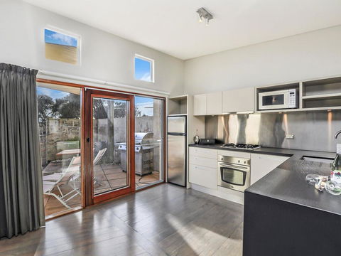 HEARN'S BEACHSIDE VILLA 3 - Kalgoorlie Accommodation 2