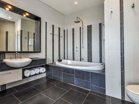 HEARN'S BEACHSIDE VILLA 3 - Kalgoorlie Accommodation 3