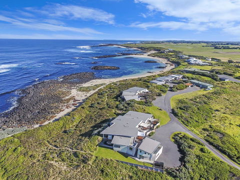 HEARN'S BEACHSIDE VILLA 3 - Kalgoorlie Accommodation 1