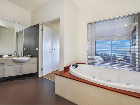 HEARN'S BEACHSIDE VILLA 8 - Kalgoorlie Accommodation 1