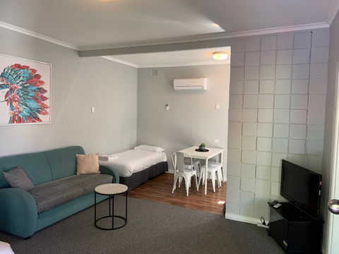 Hello Adelaide Motel And Apartments - Kalgoorlie Accommodation 3