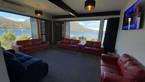 Hobart Waterfront Luxury Retreat - Kalgoorlie Accommodation 3